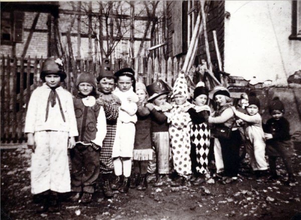 Kinder im Kostüm ca. 1938
