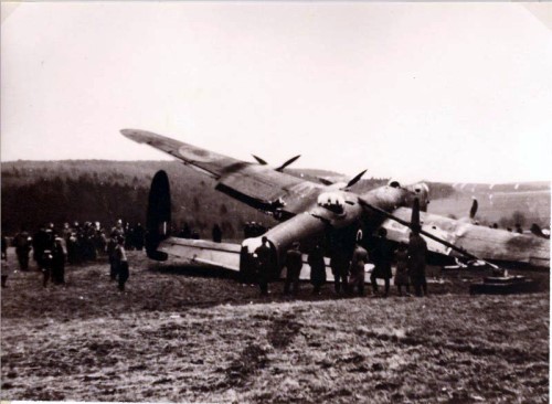 Notlandung eines englischen Bombers 1944