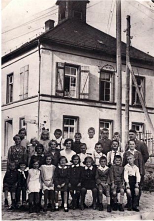 Schulklasse mit Lehrer Monz